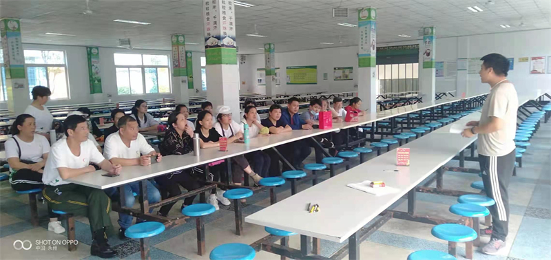 李达学校的食安部欧阳邓经理给李达全体员工培训，食品安全培训